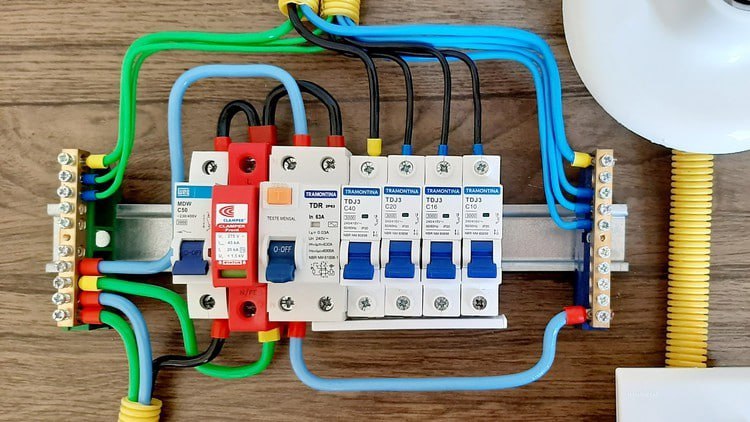 Curso profissionalizante de eletricista residencial por Douglas Pierre