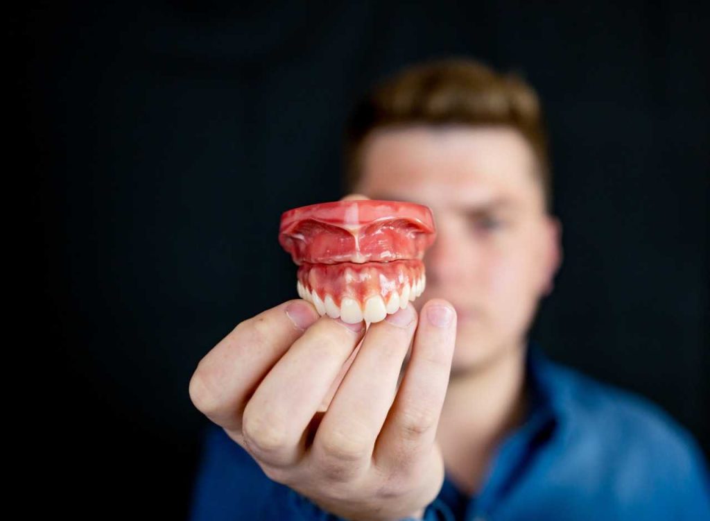 Curso de Próteses Dentárias de GIovane Junckes
